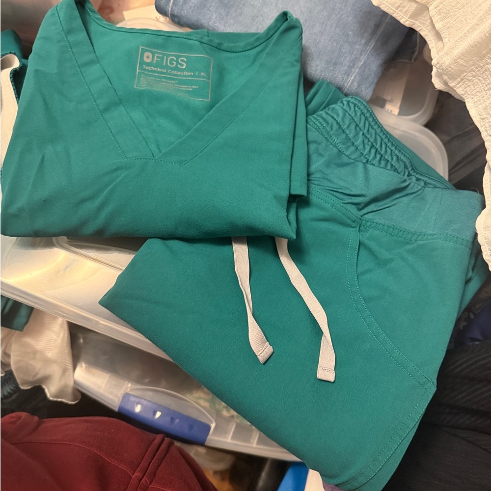 FIGS Women’s Scrub Set – Hunter Green – XL Top / L Pants (Hemmed)